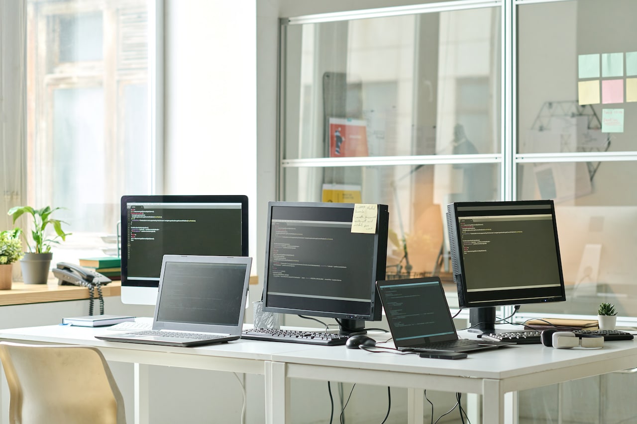 computers on desk of IT professionals who are working on bcdr solutions
