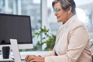 woman at work utilizing microsoft places for hybrid workplace